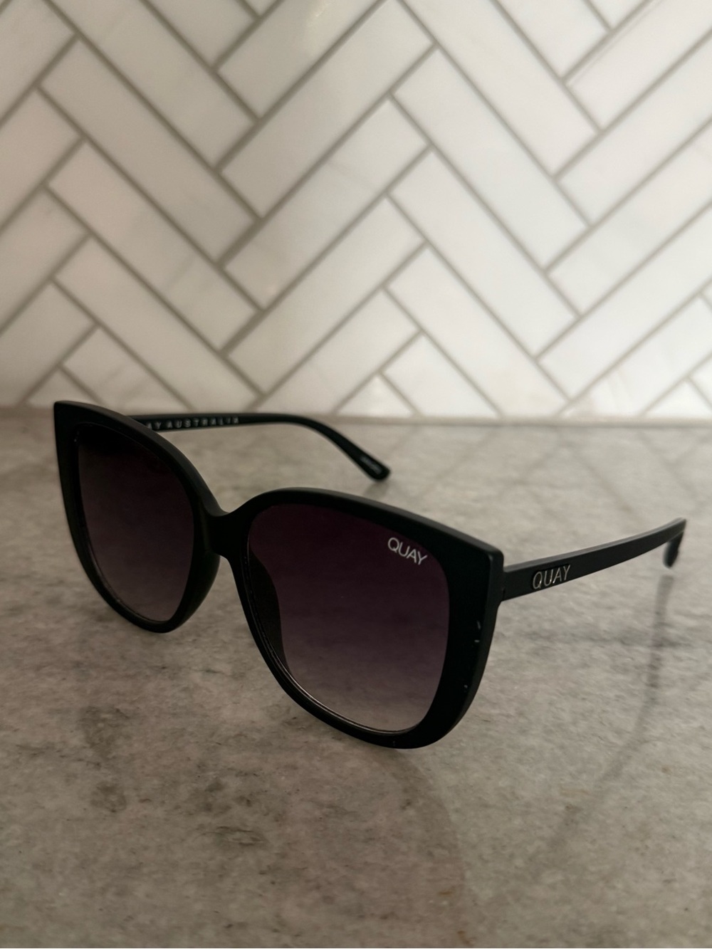 Quay Australia EVER AFTER oversized sunglasses - Picture 4 of 9